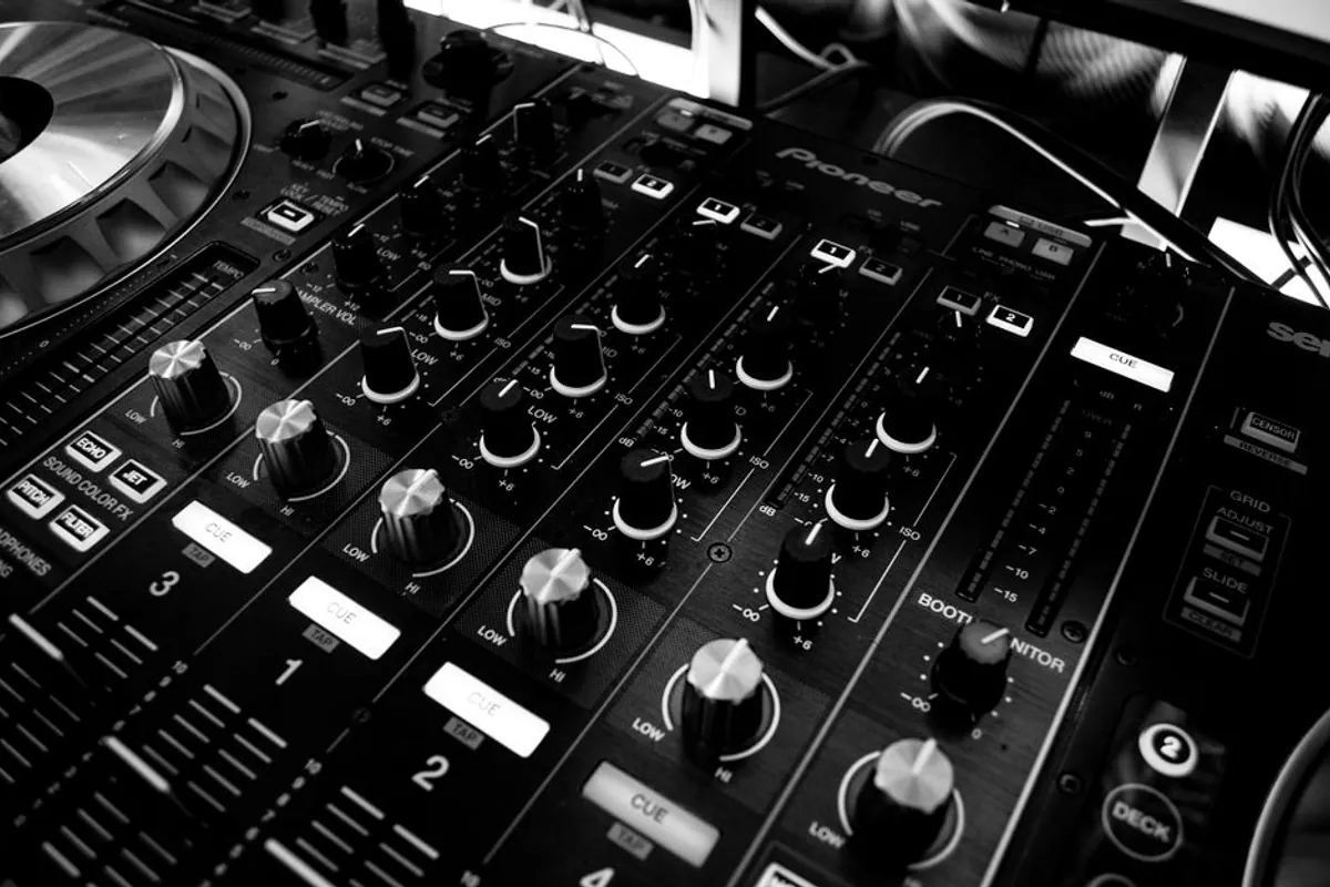 DJ Booth + Borderless PA Set